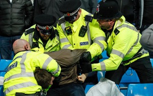 Đội nhà bị loại, CĐV Man City lao vào đấm CĐV Liverpool ngay trên sân