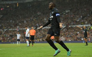 VIDEO: Usain Bolt với số áo đặc biệt đá penalty ghi bàn trên sân của M.U