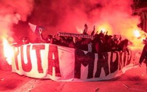 CĐV PSG đánh trống cả đêm trước khách sạn của Real Madrid, không cho đối thủ ngủ