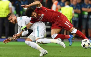 Salah vẫn phải băng bó vai, fan Liverpool lại nguyền rủa Sergio Ramos