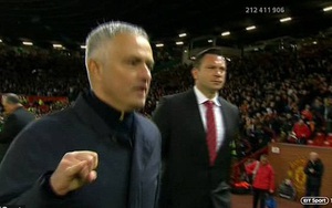 M.U thắng Newcastle kịch tính, Mourinho chửi tục 'xả stress'