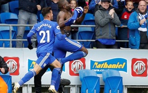 HY HỮU: Cầu thủ Cardiff cởi áo ăn mừng, cả sân nhìn thấy, trừ... trọng tài