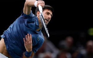 Djokovic thua sốc tay vợt ngoài top 10 thế giới ở Chung kết Paris Masters