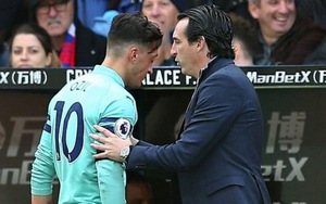 Mesut Oezil bị fan chỉ trích, chuyên gia lên án vì hành động ném găng xấu xí