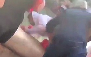 CĐV Liverpool làm loạn trước cuộc chiến với Barca