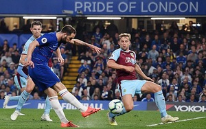 Chelsea: Gonzalo Higuain hậm hực ném áo, chai nước khi bị thay ra
