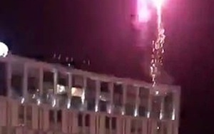 Fan Liverpool đốt pháo sáng ở khách sạn Barca lúc 4h sáng nhằm khiến Messi mất ngủ