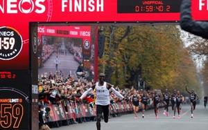 VĐV người Kenya Eliud Kipchoge chạy marathon dưới 2 giờ, đi vào lịch sử điền kinh thế giới