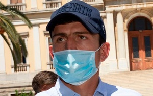 Maguire thách thức cảnh sát: ‘Có biết tôi là ai không? Thủ quân MU, rất giàu đây’