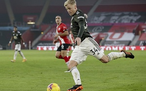 Van de Beek 'khoe' mắt cá sưng vù sau lần đá chính đầu tiên cho MU