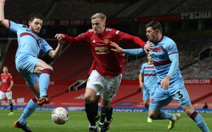 MU: Van de Beek lạc lối, không thay nổi Bruno Fernandes và Pogba