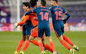 VIDEO: Thủ môn Sevilla ghi bàn phút cuối cùng, giúp đội nhà thoát hiểm ngoạn mục