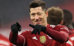 Lewandowski san bằng kỷ lục ghi bàn của Ronaldo