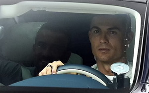 Ronaldo lái siêu xe trở lại MU, họp bàn tương lai với Sir Alex