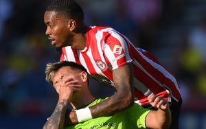 Tranh cãi chuyện Lisandro Martinez đá trung vệ ở MU