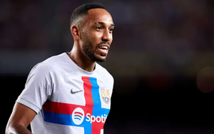 Aubameyang vẫy tay chào fan Barcelona, trên đường tới Chelsea