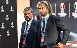 Phó Chủ tịch Juventus Pavel Nedved thác loạn với 3 cô gái trong hộp đêm