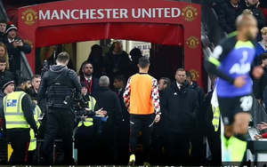 Ferdinand: MU nên bán Ronaldo, ngay tháng Giêng này