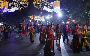 Đạo diễn NSND Thúy Mùi: Hồ Gươm là nơi ‘trời cho’ để tổ chức lễ hội đường phố