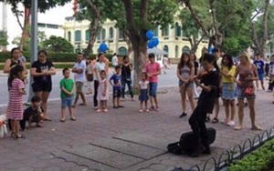 Chuyện 'cháu bé kéo đàn tại Hồ Gươm': Đừng tự bịt mắt bởi định kiến