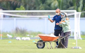 HLV Park Hang Seo gây sốt khi loay hoay selfie cùng người làm cỏ