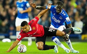 MU: Casemiro bị chê 'chưa sẵn sàng' khi mất bóng dẫn đến bàn thua trước Everton