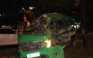 Container đâm nát taxi 7 chỗ khiến tài xế tử vong