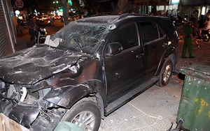 Xe Fortuner đâm sập tường rào, bẹp rúm