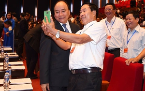 Thủ tướng Nguyễn Xuân Phúc vui vẻ 'selfie' với doanh nhân