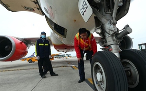 Vietjet chuyển giờ khởi hành vì lốp tàu bay có vết cắt 'lạ'