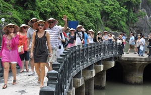 Nắng nóng, hàng nghìn lượt người đổ xô tắm biển Quy Nhơn