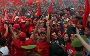 VIDEO: Người Hà Nội đội mưa ăn mừng U23 Việt Nam 'vô địch trong triệu trái tim'