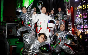 MC Nguyên Khang làm phi hành gia cùng hàng vạn khán giả đếm ngược đón năm mới 2018