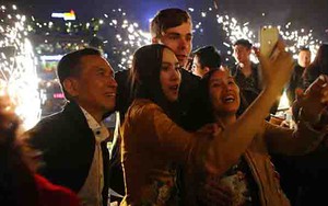 CẬP NHẬT: Khoảnh khắc đẹp sau giao thừa, người Hà Nội nô nức lễ chùa cầu may