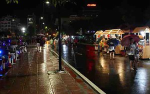 Người Hà Nội đội mưa dạo phố đi bộ Trịnh Công Sơn