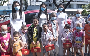 Hoa hậu Tiểu Vy, Á hậu Phương Nga và Thúy An tặng quà trung thu các bệnh nhi