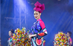 Hoa hậu Khánh Vân trình diễn khai mạc Lễ hội Áo dài TP.HCM