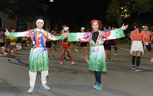 MC - BTV VTV Đỗ Huy Hoàng mặc áo dài chạy marathon