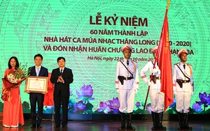 Hà Nội: Nhà hát Ca múa nhạc Thăng Long đón Huân chương Lao động hạng Ba