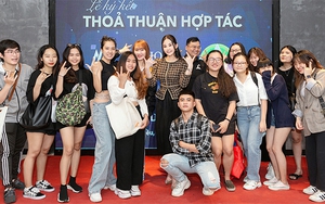 Lê Âu Ngân Anh thân thiết với các học trò