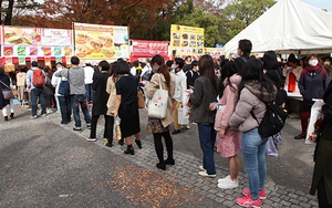 Người Nhật xếp hàng chờ trải nghiệm ẩm thực Việt