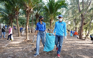 Hoa hậu H’Hen Niê nhặt rác cùng thanh niên tại đảo Phú Quý