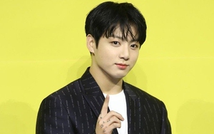 Jungkook trông trẻ lại tới vài tuổi khi cắt tóc ngắn cho buổi họp báo ‘Butter’