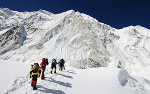 Đỉnh Everest đón các nhà leo núi trở lại kể từ khi dịch Covid-19 bùng phát