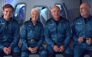 Tỷ phú Jeff Bezos bay vào vũ trụ thành công
