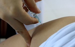 Bắt giam người 'sắp xếp' tiêm vaccine phòng Covid-19 không đúng đối tượng