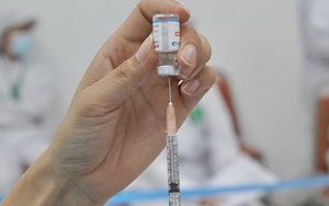 Vụ 57 trẻ dưới 18 tuổi tiêm vaccine phòng Covid-19: Kỷ luật cảnh cáo Giám đốc Trung tâm Y tế quận