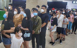 Dòng người chen chúc lên tàu trên cao Cát Linh - Hà Đông