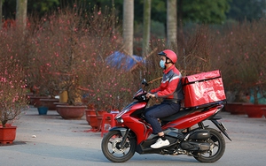 Bưu tá Viettel Post mang không khí Tết trên mọi nẻo đường