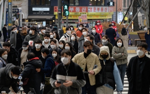 Hàn Quốc bãi bỏ quy định đeo khẩu trang ngoài trời từ ngày 2/5